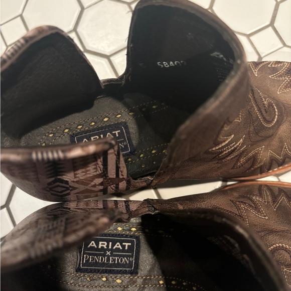 Ariat x Pendleton brown western bootie Aztec print on back
US size 8.5 - Picture 2 of 5